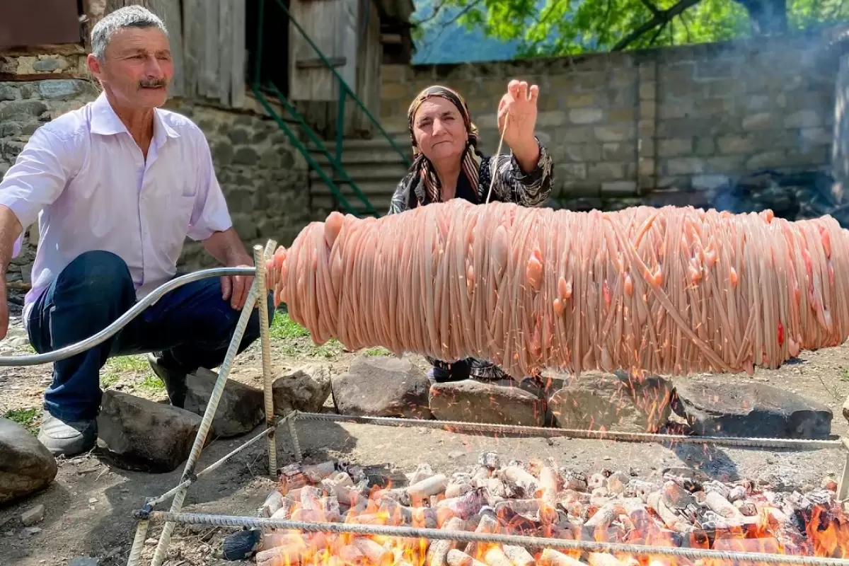 (ویدئو) ببینید این خانواده روستایی باکویی با چه مهارتی 200 متر روده را کباب می کنند