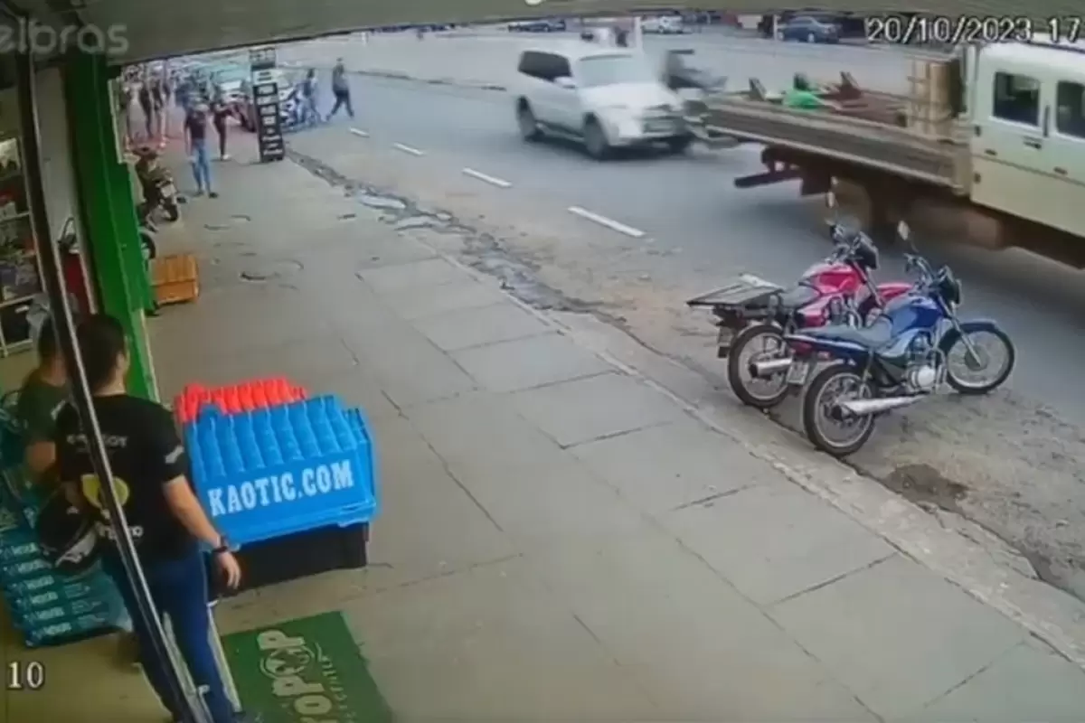 (ویدئو) یک موتورسوار بین شاسی‌بلند و کامیون له شد