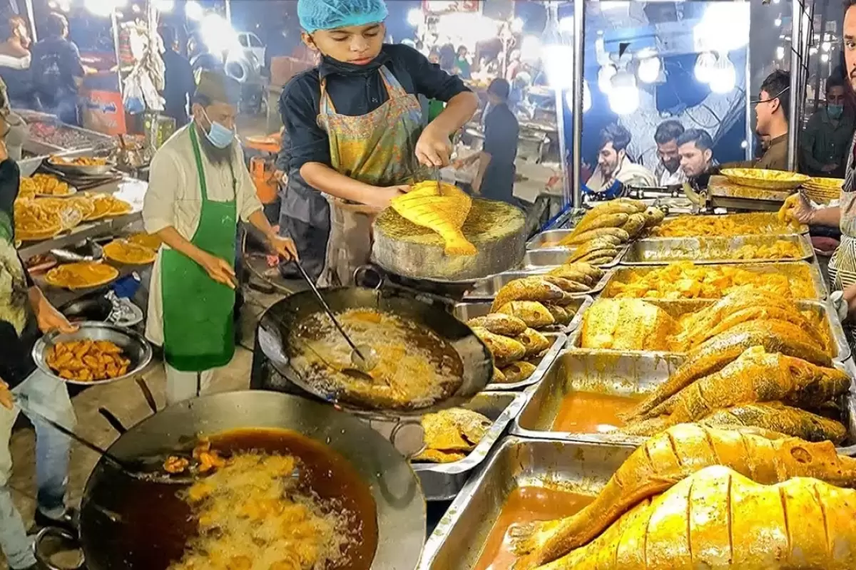 (ویدئو) غذای خیابانی؛ طبخ ماهی سرخ شده بلوچی و ماهی کبابی توسط آشپزهای مشهور پاکستانی