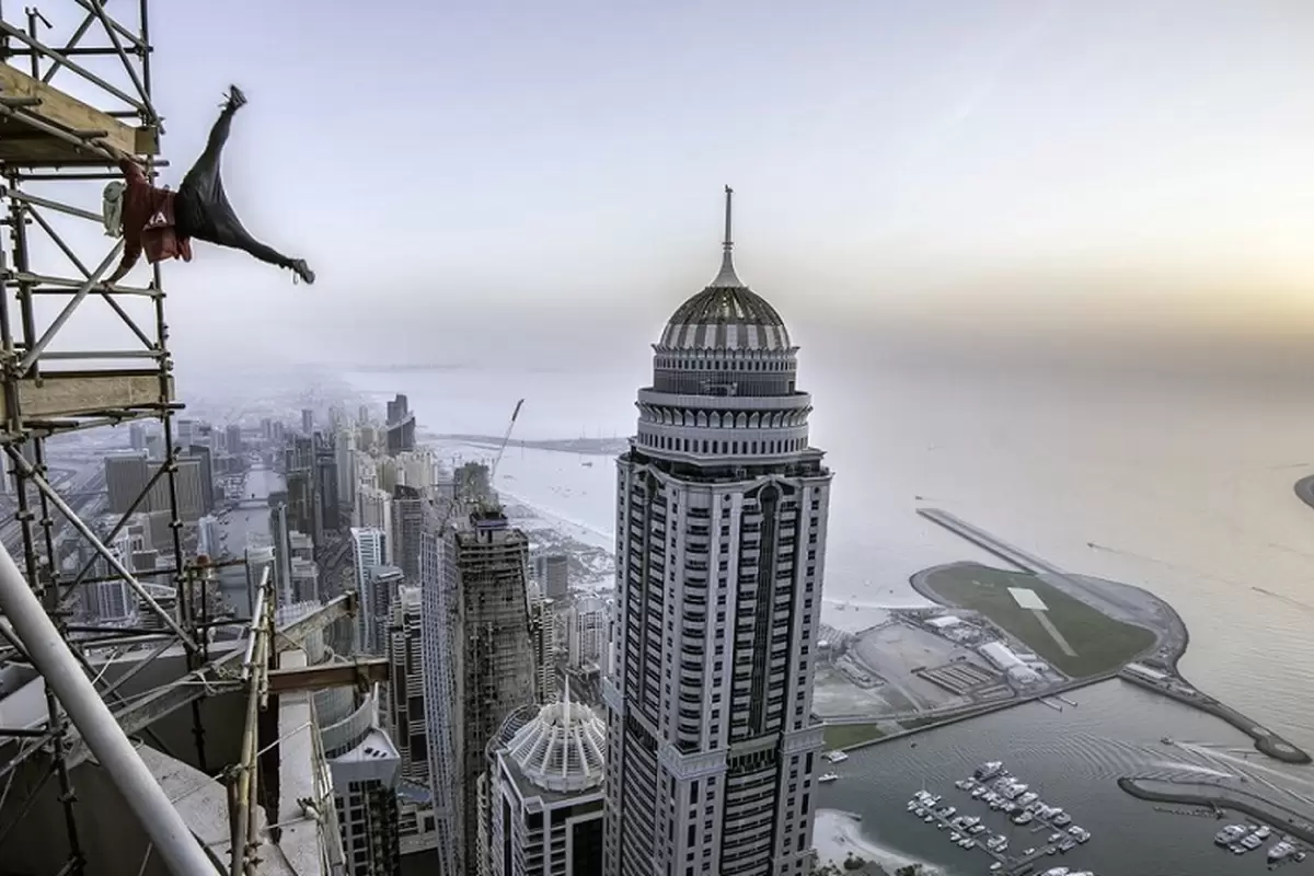 (ویدیو ) حرکات دلهره‌آور یک پارکورکار در بالای برج چند صد متری!