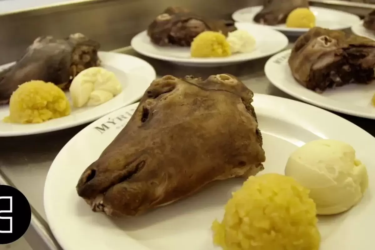 (ویدئو) غذای روستایی؛ طبخ هیجان انگیز و دیدنی کله پاچه توسط ایسلندی ها