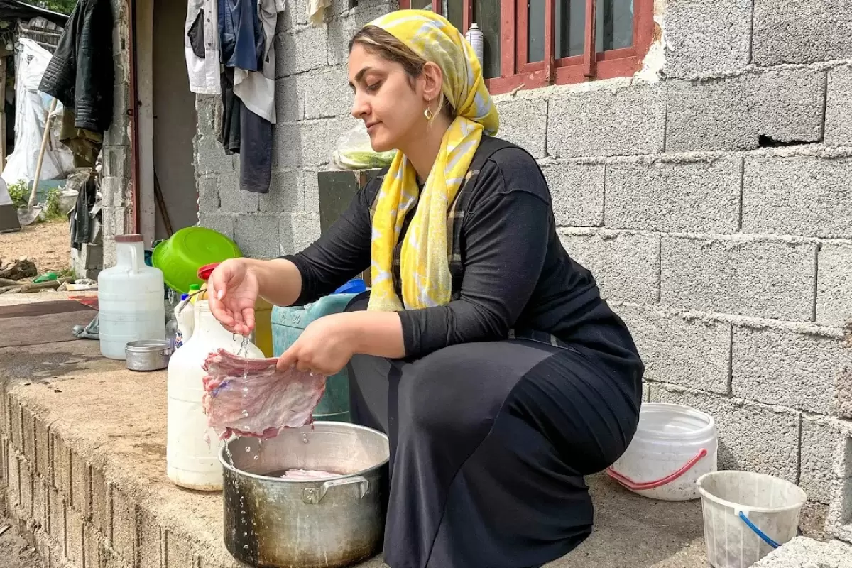 (ویدئو) غذای روستایی؛ روش جالب دختر روستایی گیلانی برای پخت آبگوشت محلی