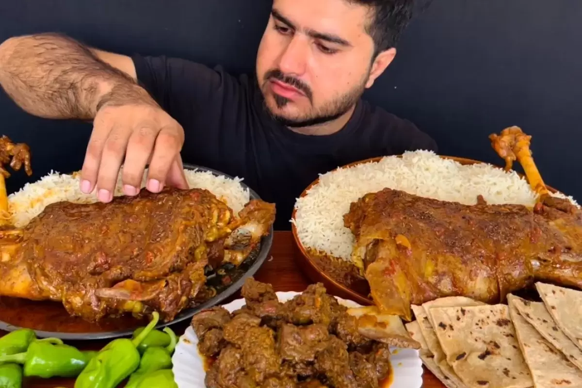 (ویدئو) غذا خوردن با صدا؛ خوردن 5 کیلوگرم چلو گوشت و چلو جگر توسط جوان پاکستانی