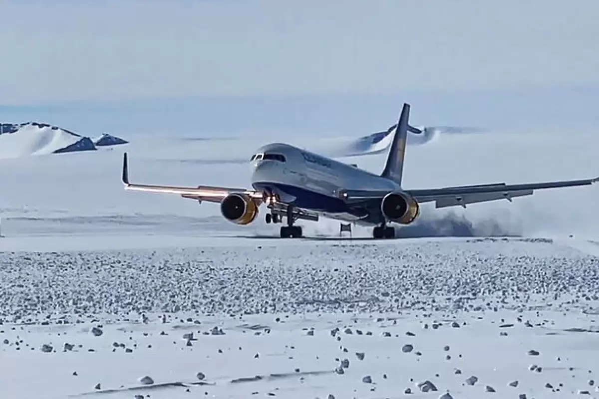 ببینید | لحظه فرود هواپیمای غول‌پیکر B٧۵٧ روی باند یخی قطب جنوب