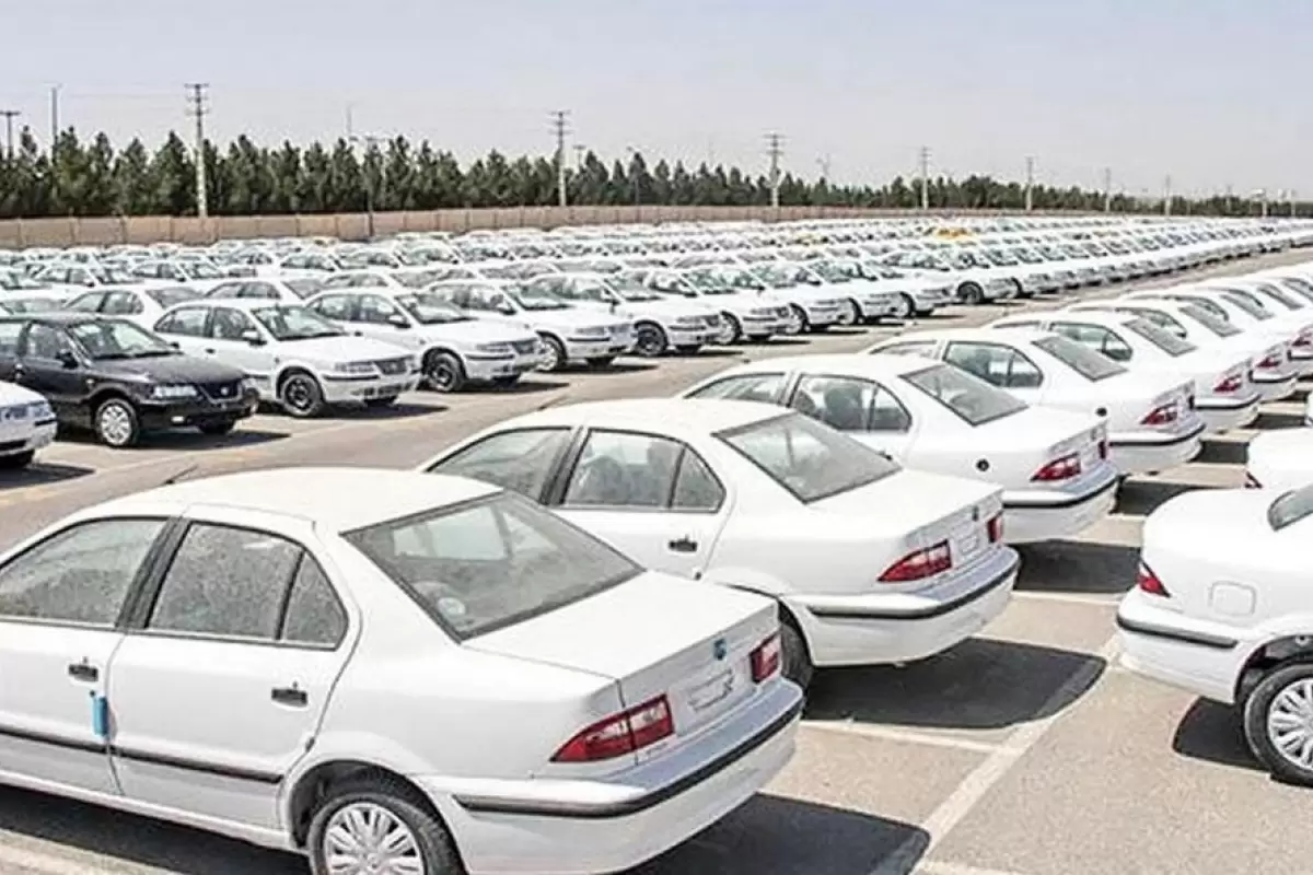 تعداد زیادی خودرو در پارکینگ ایران خودرو وجود است