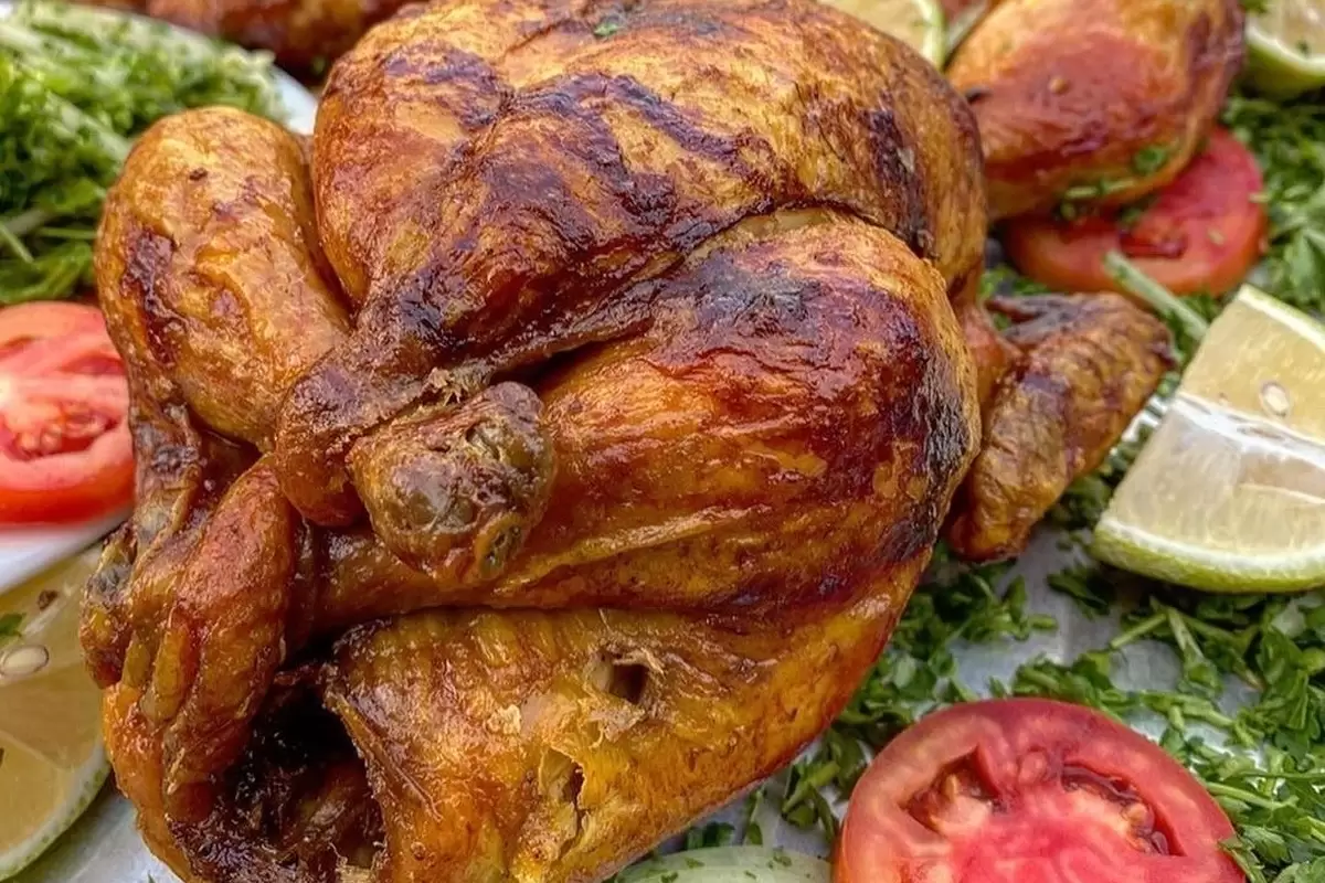 (ویدئو) کباب کردن مرغ ۲ کیلوگرمی در تنور ذغالی به سبک آشپز ترکیه‌ای
