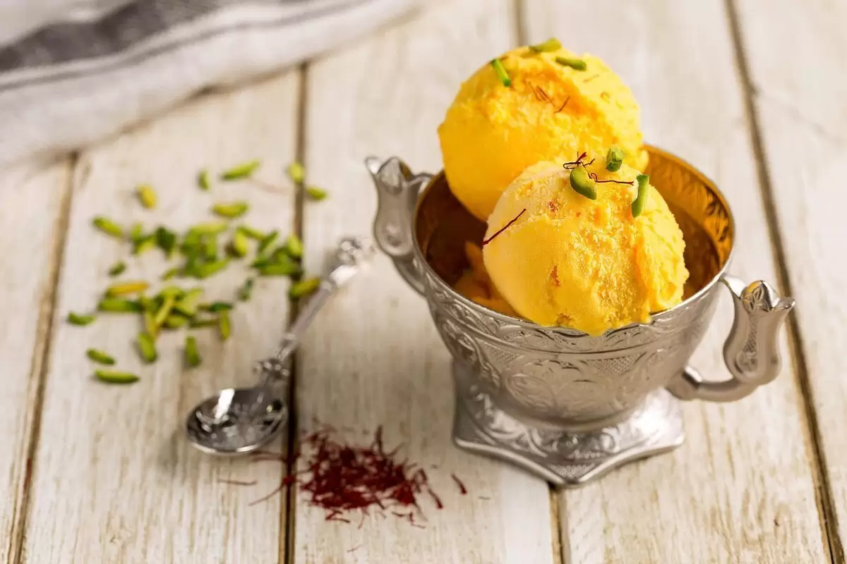 (ویدئو) ذوق‌زدگی آشپز و بلاگر خارجی از درست کردن بستنی زعفرانی ایرانی
