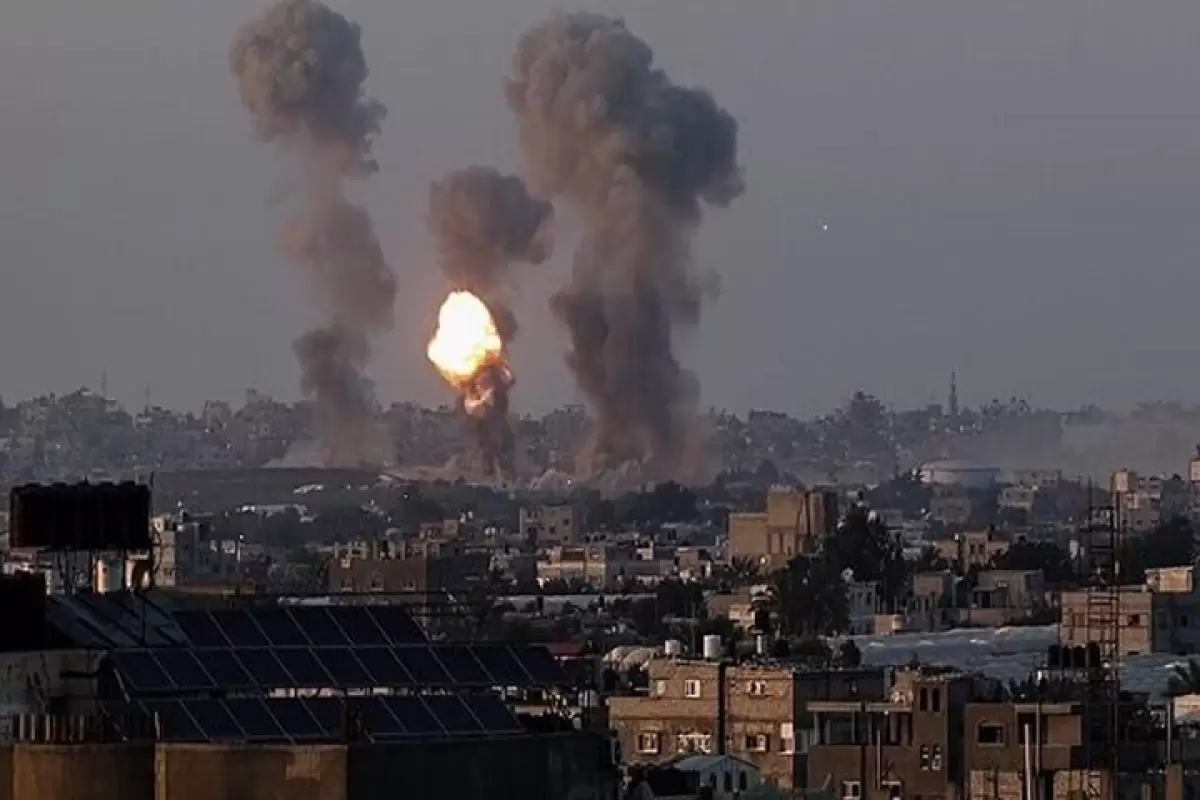 ببینید | لحظه بمباران گذرگاه رفح واقع در مرز غزه و مصر توسط جنگنده‌های اسرائیل