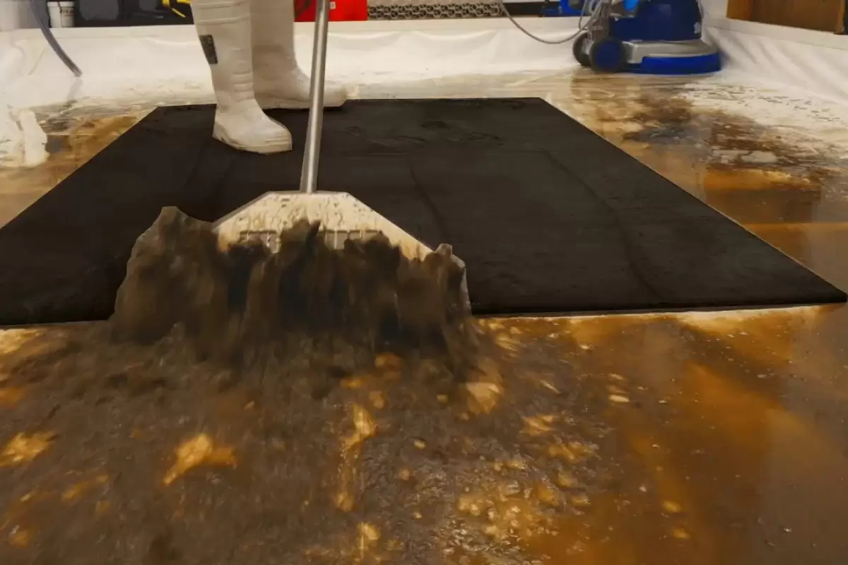 (ویدئو) شست و شوی دیدنی یک فرش فوق کثیف با هزینه 2 میلیون تومان