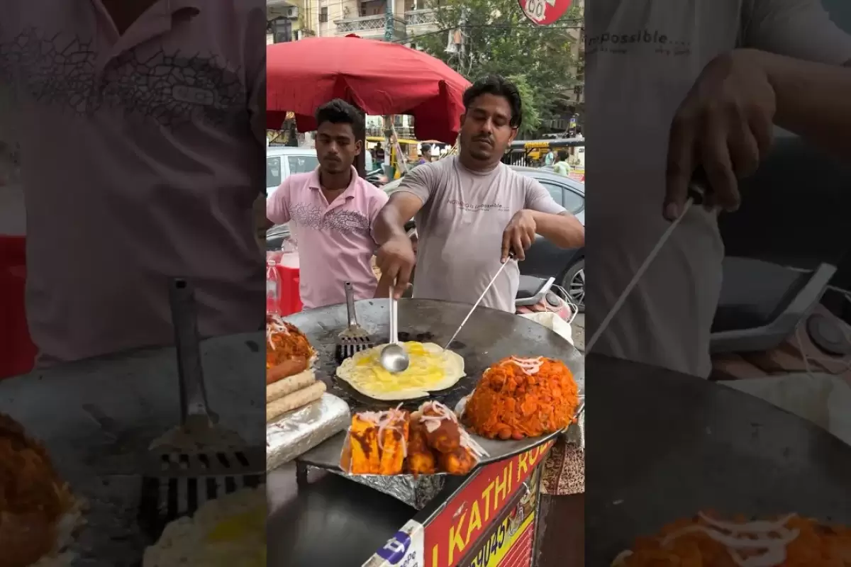 (ویدئو) فروشندگان مشهور هندی به این شکل املت پنیری در خیابان آماده می کنند