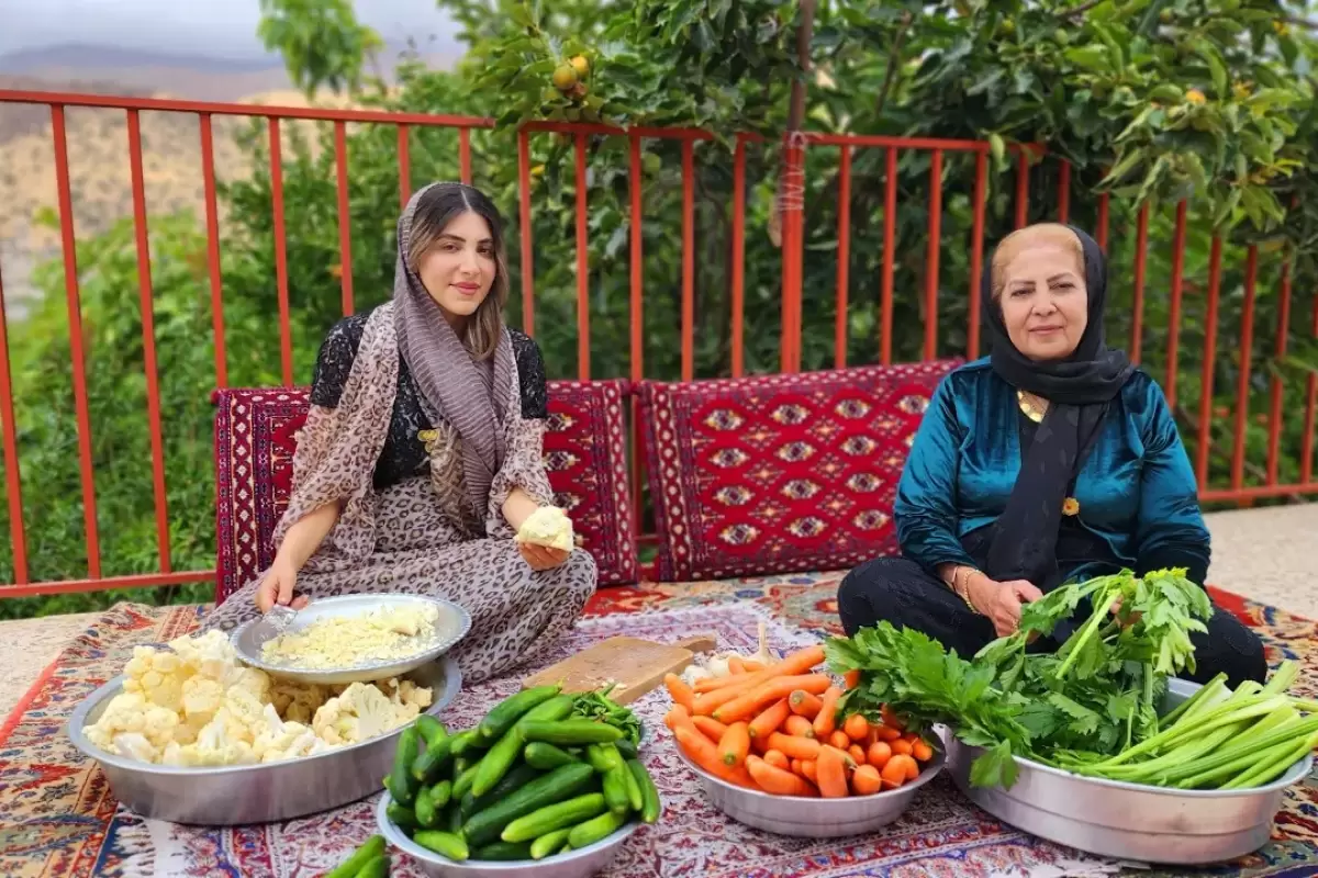 (ویدئو) فرآیند تهیه ترشی هفت بیجار توسط مادر و دختر روستایی کردستانی