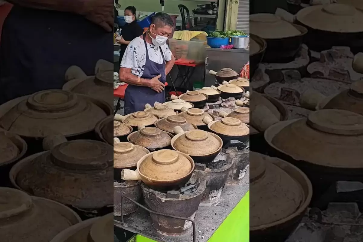 (ویدئو) غذای خیابانی؛ پخت پلو مرغ سفالی مشهور در خیابان های کوالالامپور