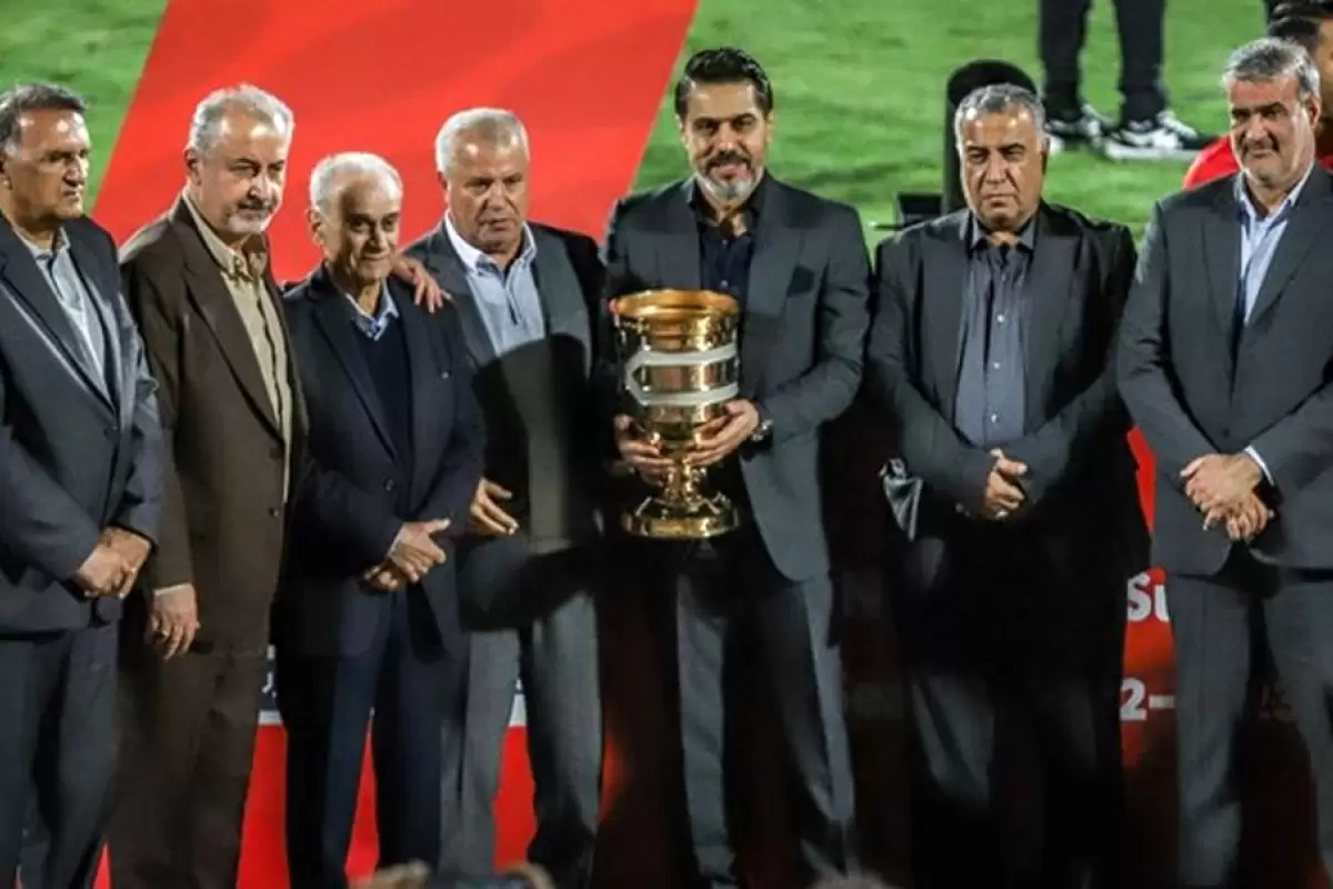 اهدا کاپ قهرمانی سوپرجام فوتبال ایران به پرسپولیس