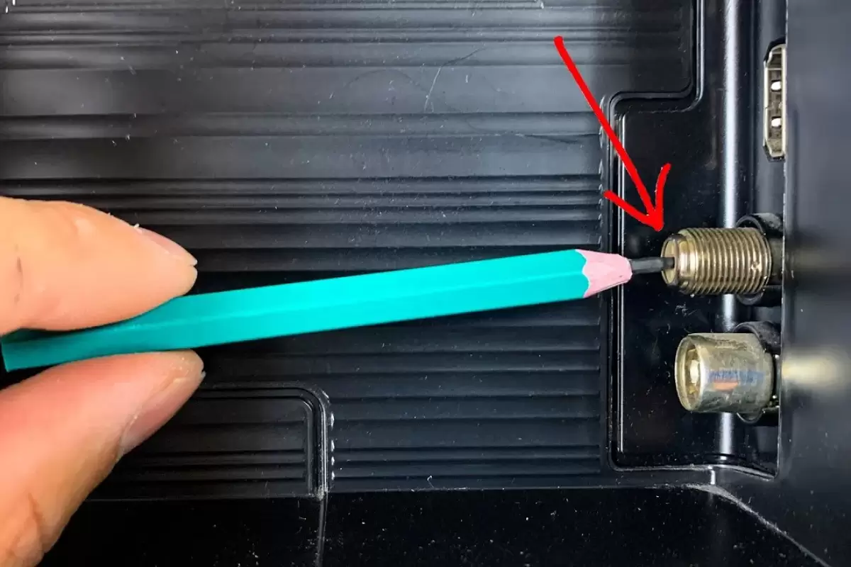 (ویدئو) اگر مداد را به تلویزیون متصل کنید چه اتفاقی می افتد؟