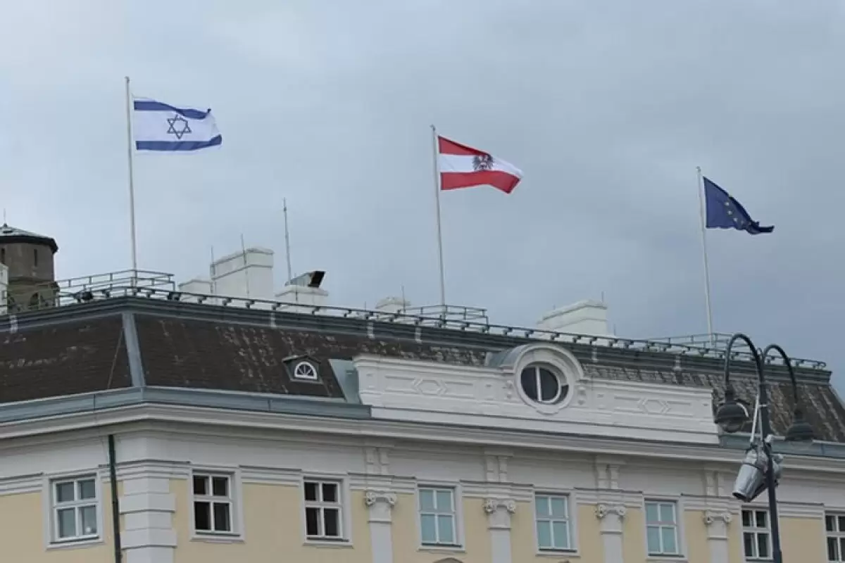 ببینید | پایین کشیدن پرچم اسرائیل و اهتزاز پرچم فلسطین بر فراز ساختمان شهرداری‌ لندن