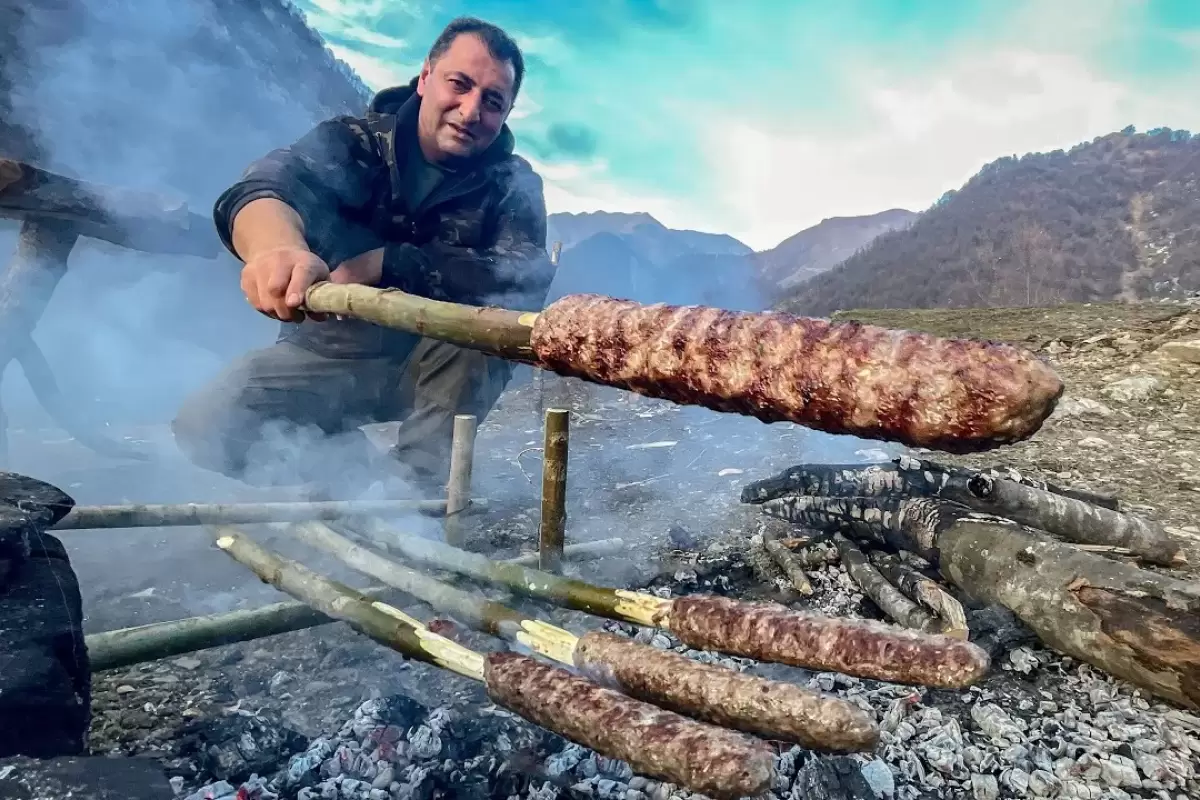 (ویدئو) غذای روستایی؛ پخت متفاوت کباب کوبیده توسط آشپز مشهور آذربایجانی