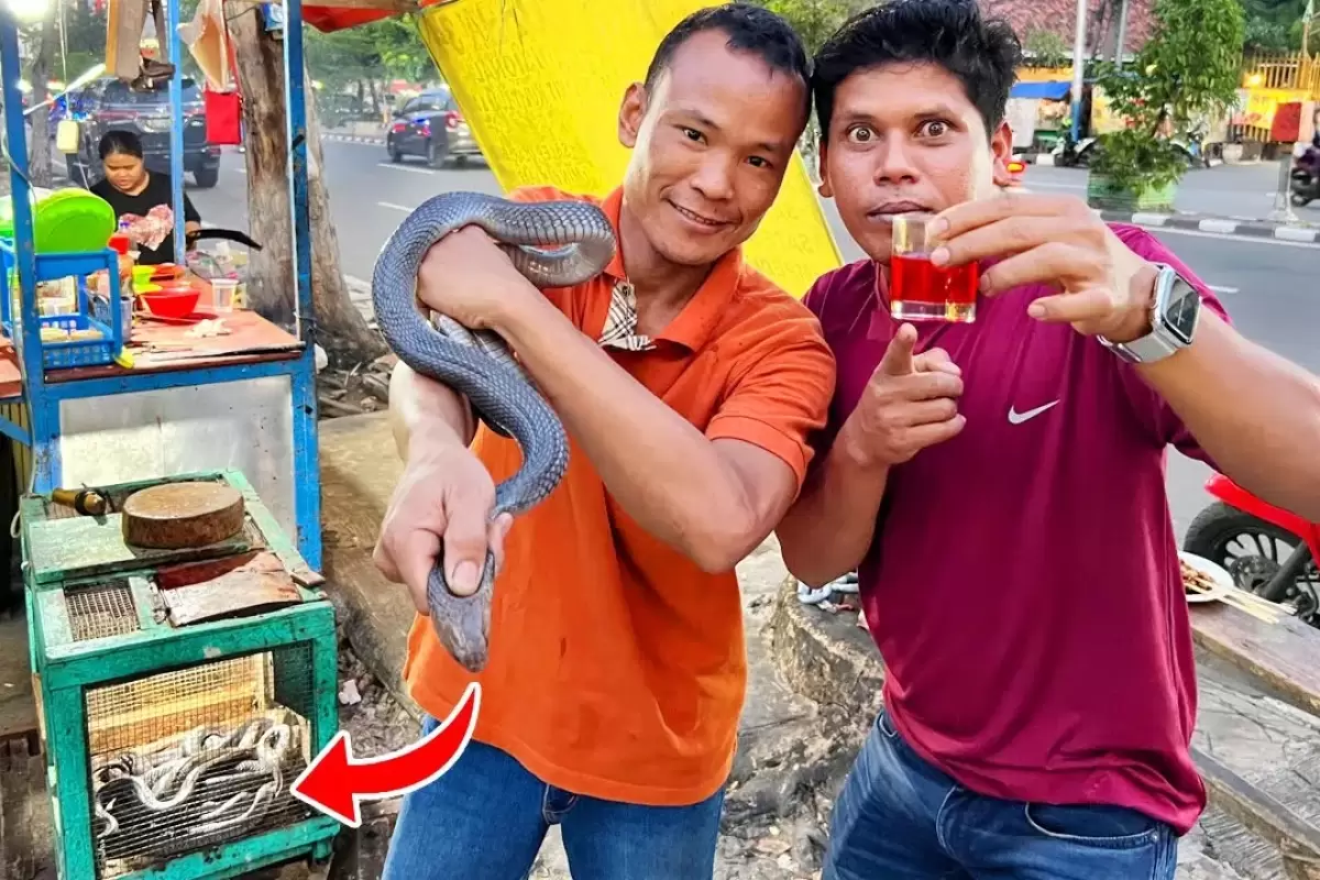 (ویدئو) غذای عجیب و پرطرفداری که تایلندی ها با خون و گوشت مار کبرا در خیابان طبخ می کنند!