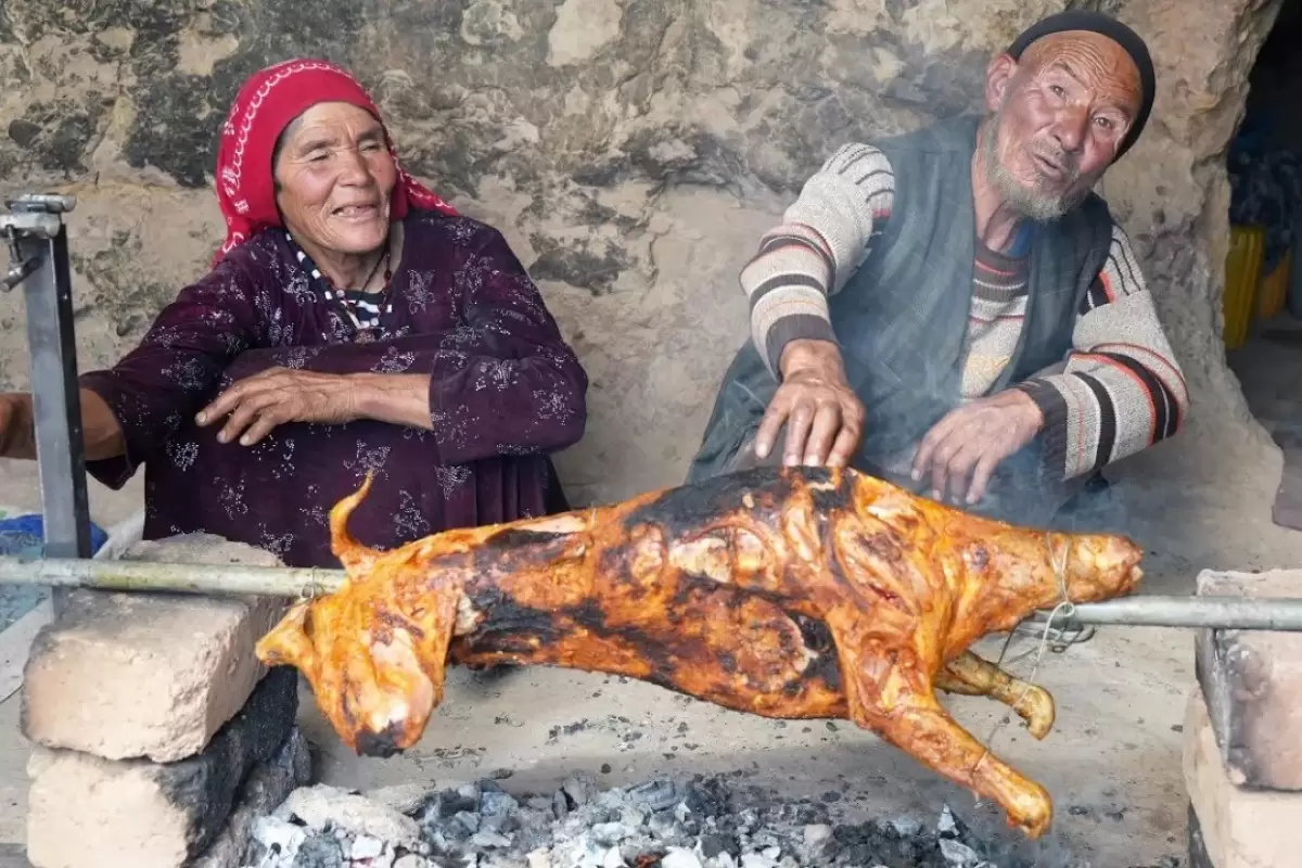 (ویدئو) کباب کردن جالب و دیدنی بره 14 کیلوگرمی توسط زوج غارنشین افغانستانی