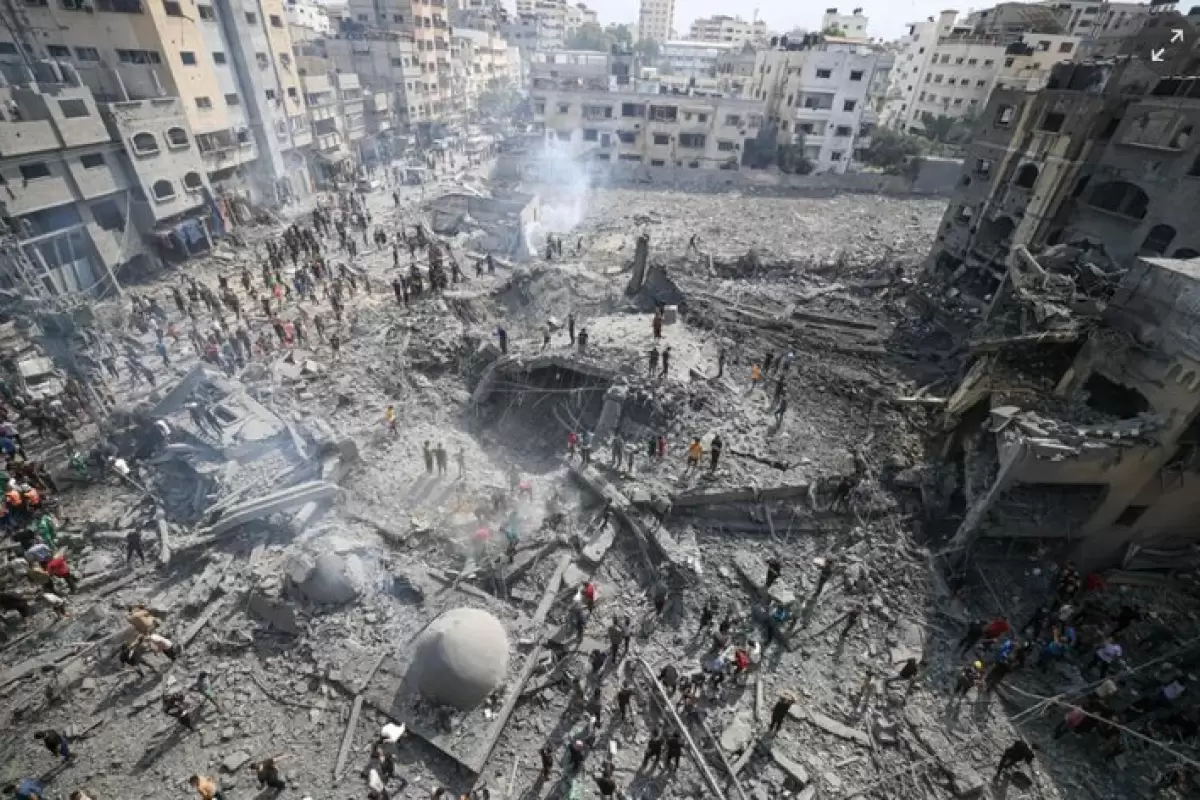ببینید | لحظه اصابت موشک‌ و تخریب بانک تولید در خان یونس در نوار غزه