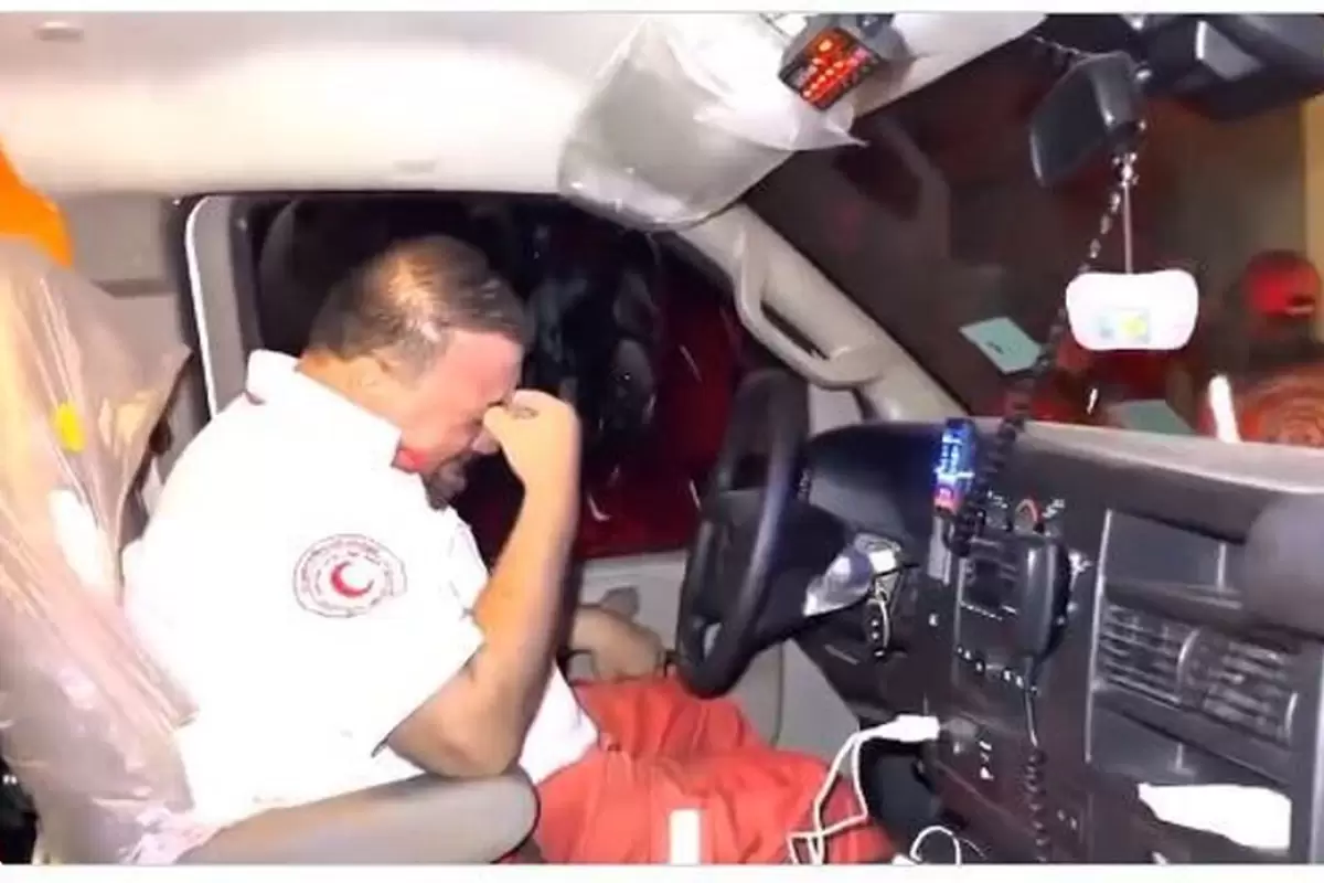 (ویدئو) گریه راننده آمبولانس فلسطینی هنگام انتقال اجساد