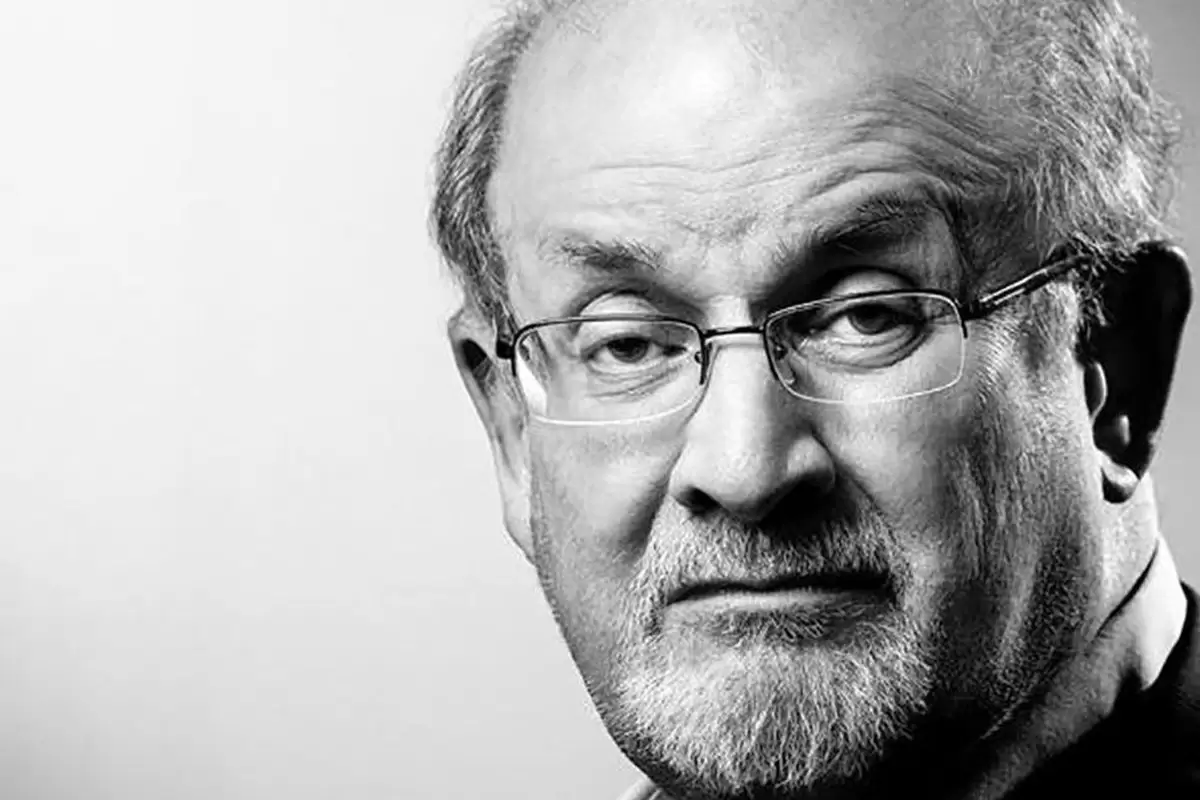 عینک خاص سلمان رشدی که پس از ترور به چشم می‌زند+عکس
