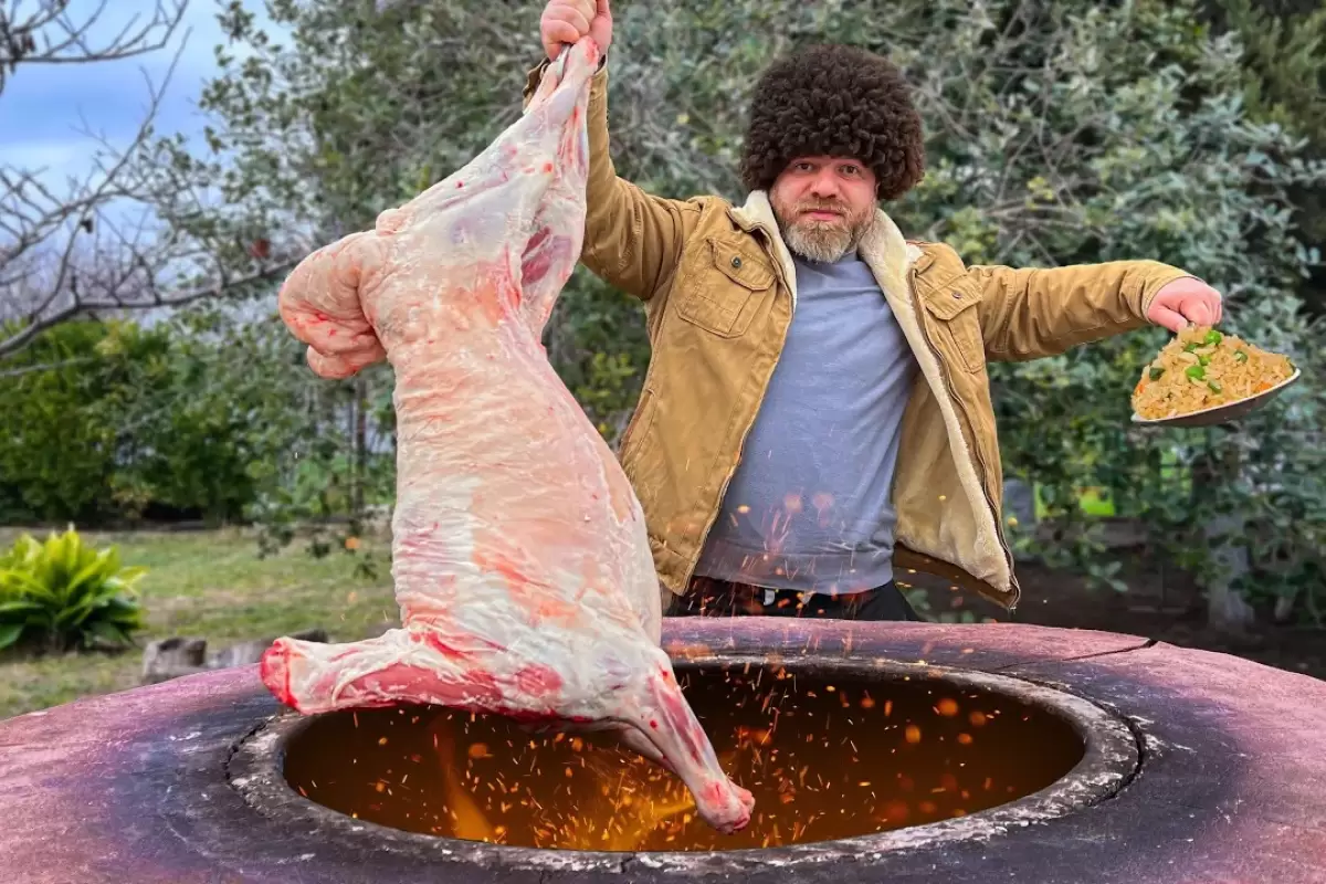 (ویدئو) پخت بریانی گوسفند شکم پر در تنور توسط آشپز مشهور روس تبار در آذربایجان