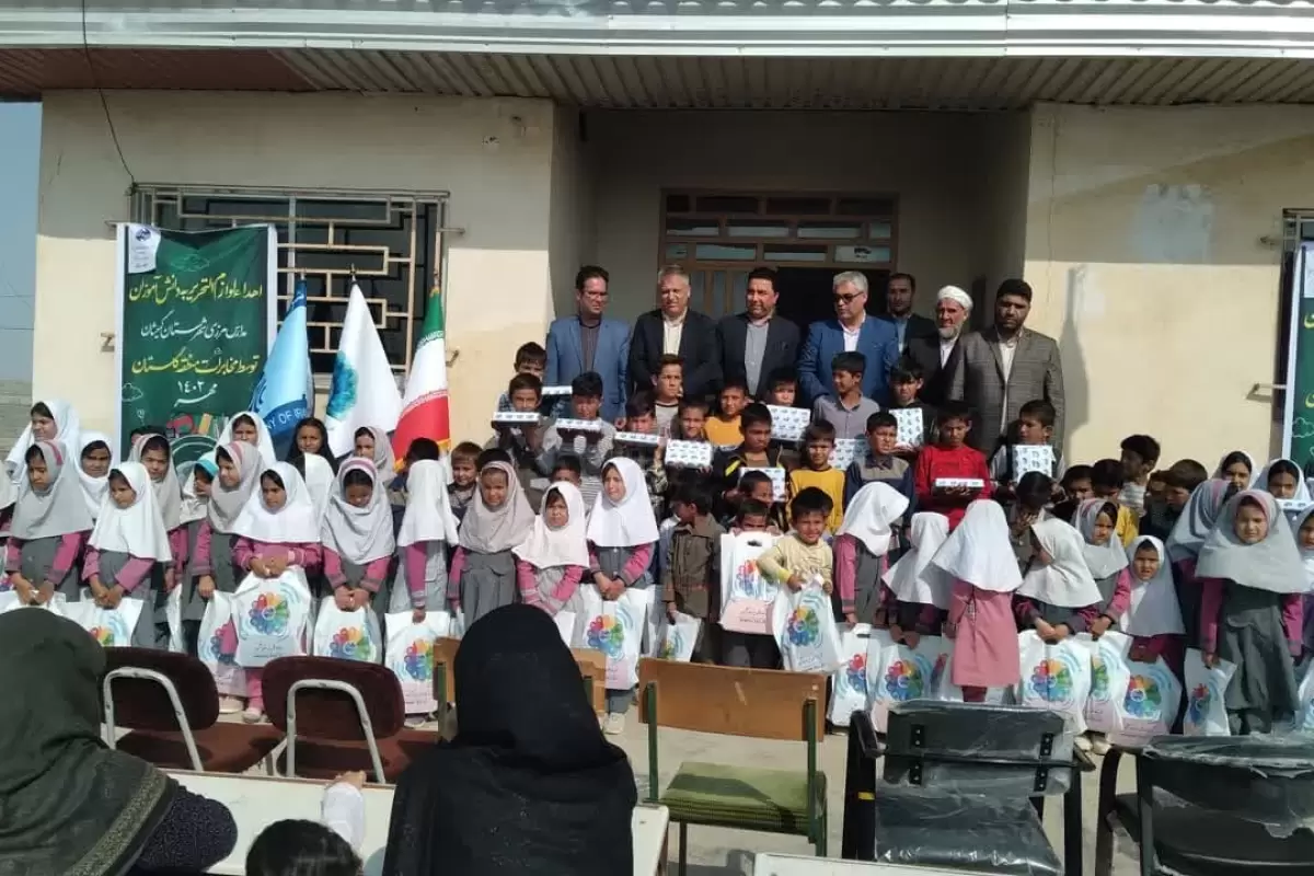 اهداء لوازم التحریربه دانش آموزان روستای مرزی گمیشان 