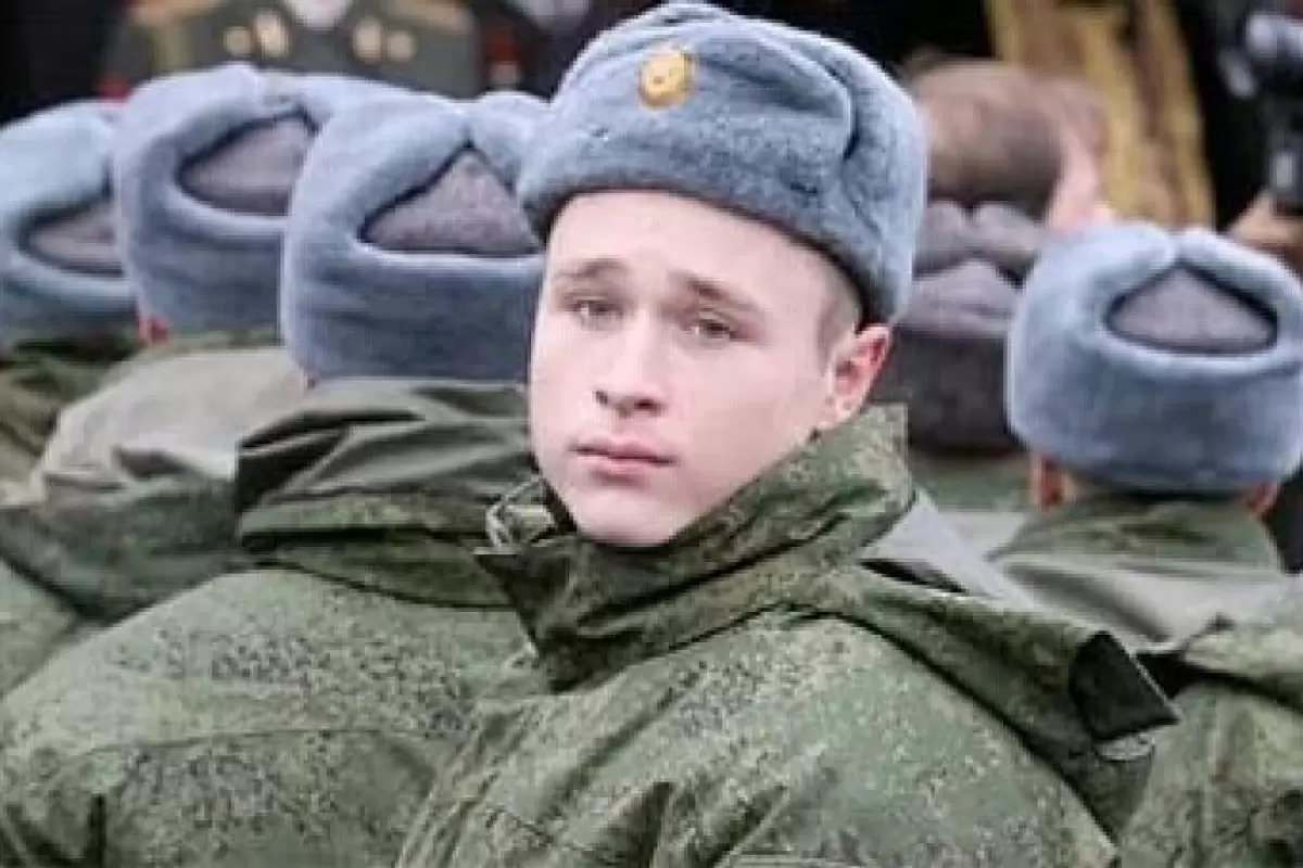ببینید | ویدیویی تلخ از خودکشی یکی از نیروهای بسیج شده روسی در زمان آموزش!