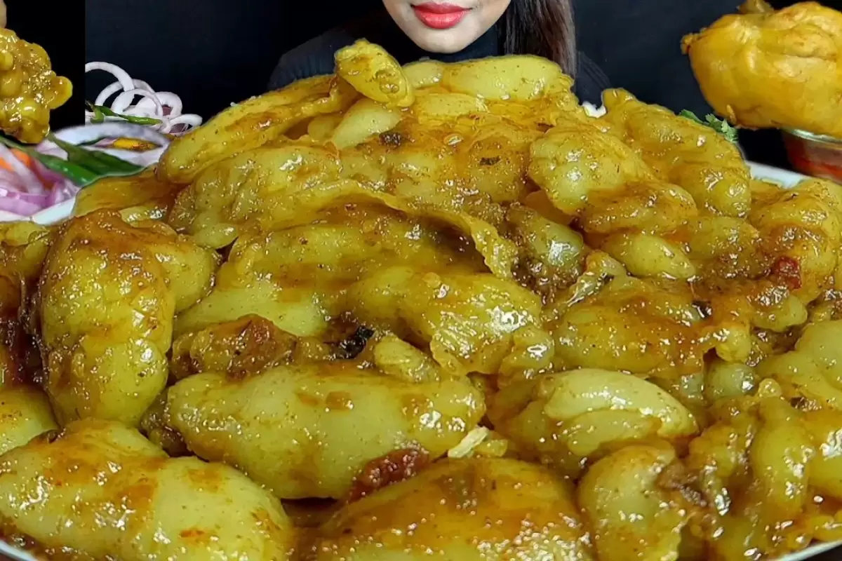 (ویدئو) خوردن 2 کیلوگرم چلو چربی و ران مرغ به سبک سوجاتا، دختر مشهور هندی