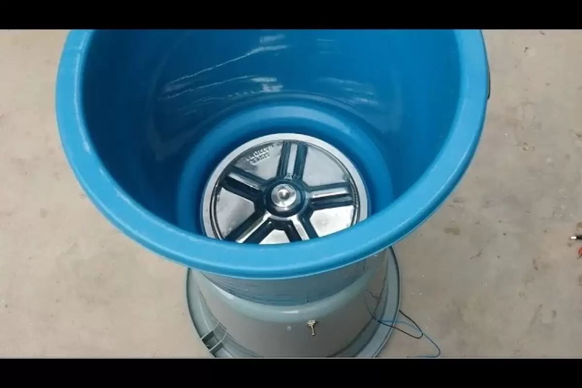 (ویدئو) نحوه ساخت ماشین لباسشویی با کمک سطل پلاستیکی