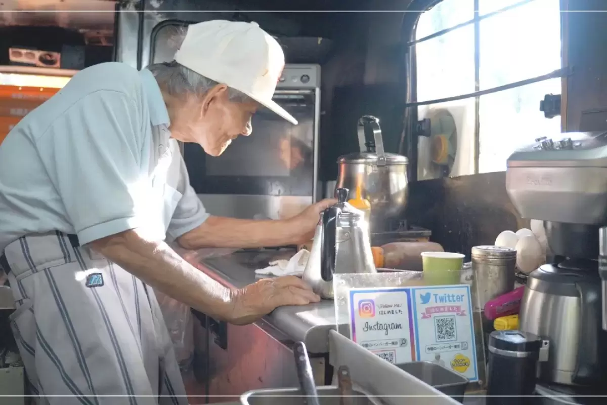 (ویدئو) غذای خیابانی؛ پخت برگر و هات داگ توسط مشهورترین و پیرترین آشپز خیابانی ژاپن