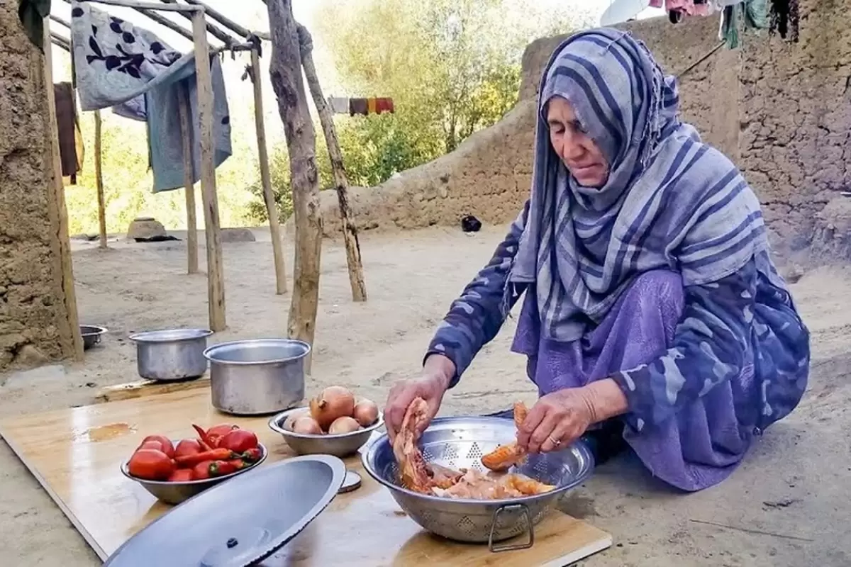 (ویدئو) پخت پلو مرغ محلی به سبک دو بانوی افغانی