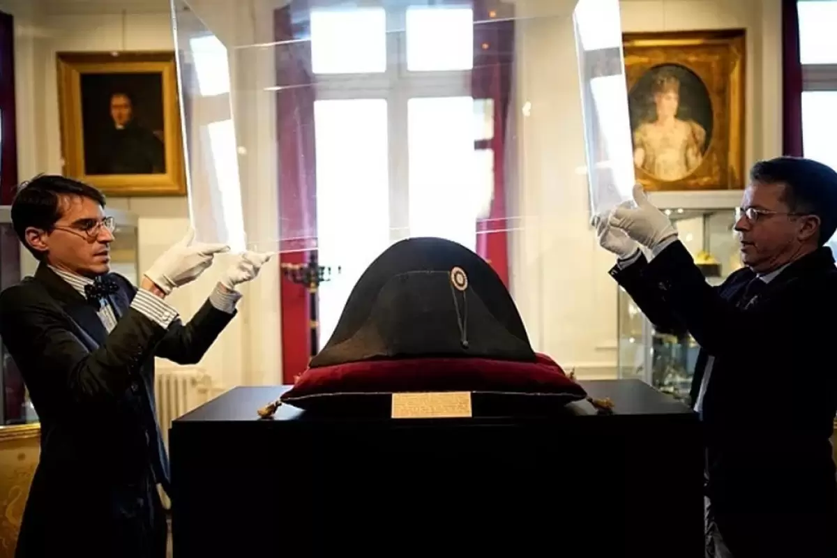 (ویدئو) کلاه‌ ناپلئون نزدیک به ۲ میلیون یورو به فروش رفت