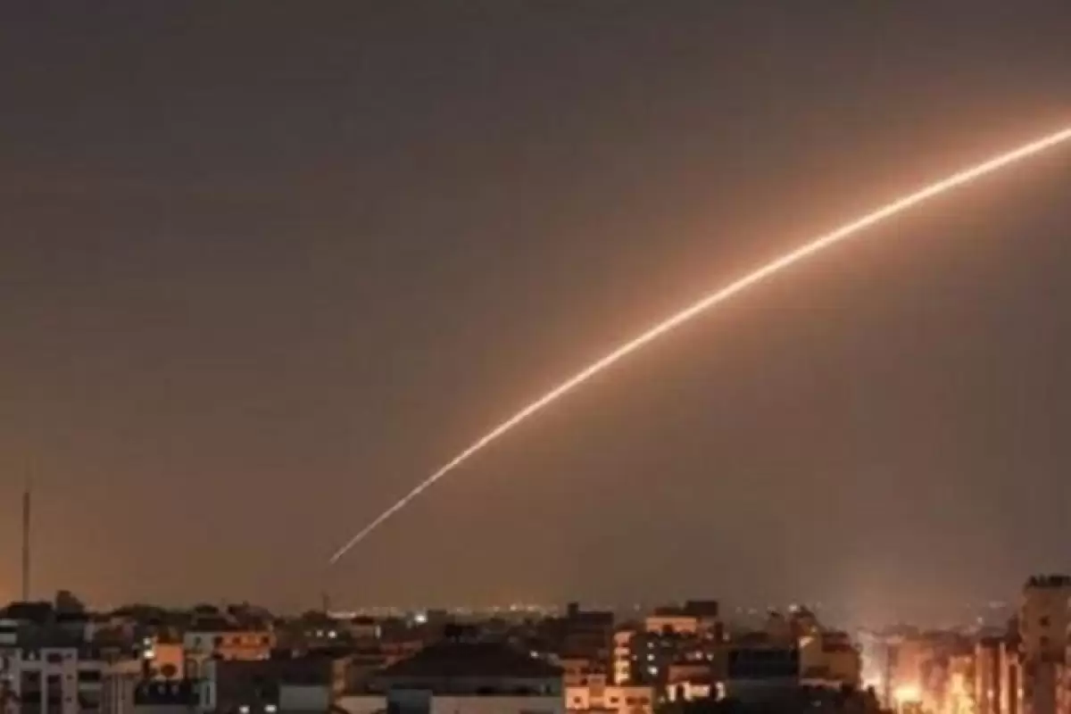 ببینید | لحظه فرود موشک شلیک شده از غزه بر روی شهرک سدروت اسرائیل