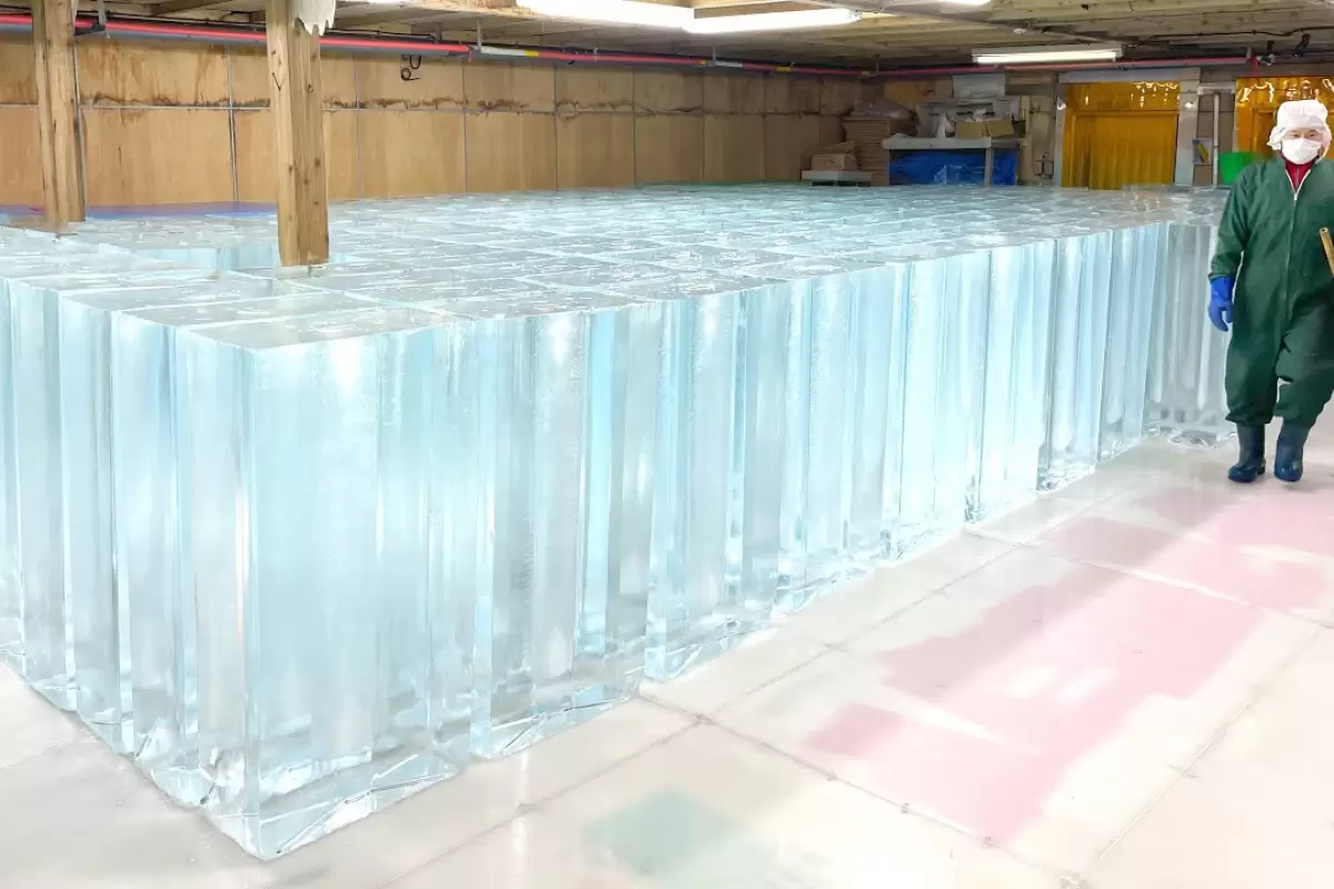 (ویدئو) ببینید ژاپنی ها در چه فرآیند جالبی یخ های بزرگ را در کارخانه تولید می کنند