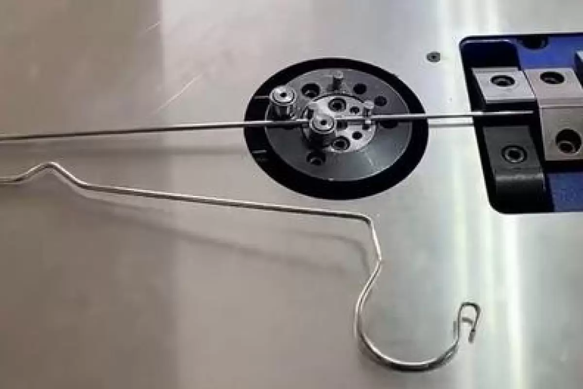 (ویدیو) ببینید یک ماشین جالب چطور گیره لباس درست می‌کند