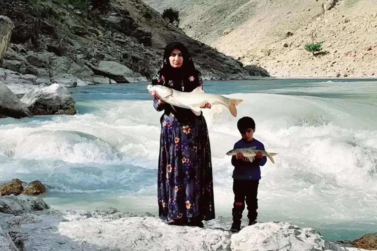 (ویدئو) مهارت حیرت انگیز این مادر و پسر عشایر ایرانی در صید ماهی‌های بزرگ