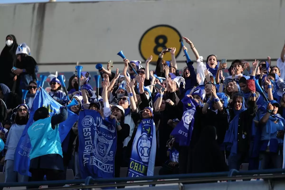 (ویدئو) خوشحالی هواداران زن در استادیوم آزادی بعد از گل دوم استقلال