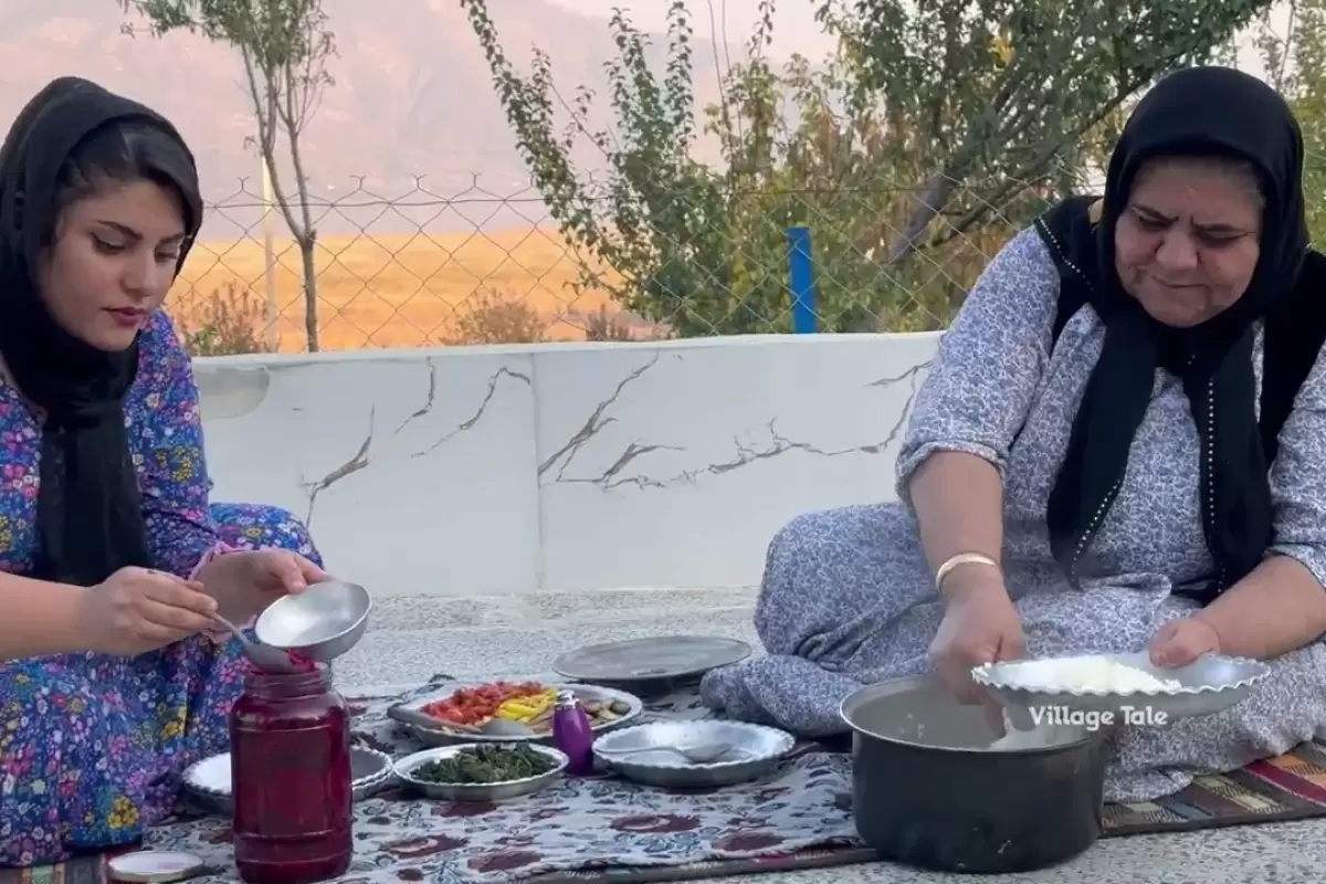 (ویدئو) غذای روستایی؛ پخت متفاوت غذا با گوجه و بادمجان محلی توسط مادر و دختر کردستانی