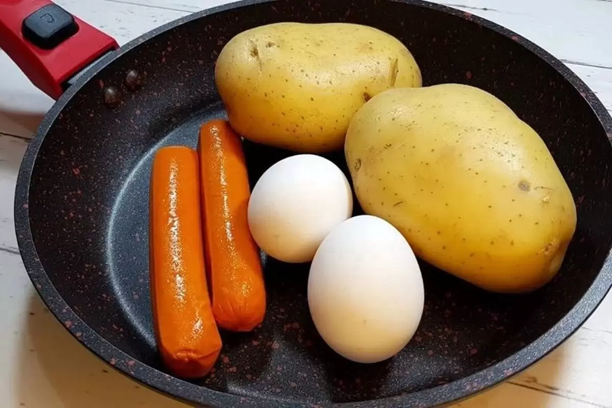 (ویدئو) طبخ یک غذای برزیلی و خوشمزه با سیب زمینی، تخم مرغ و سوسیس