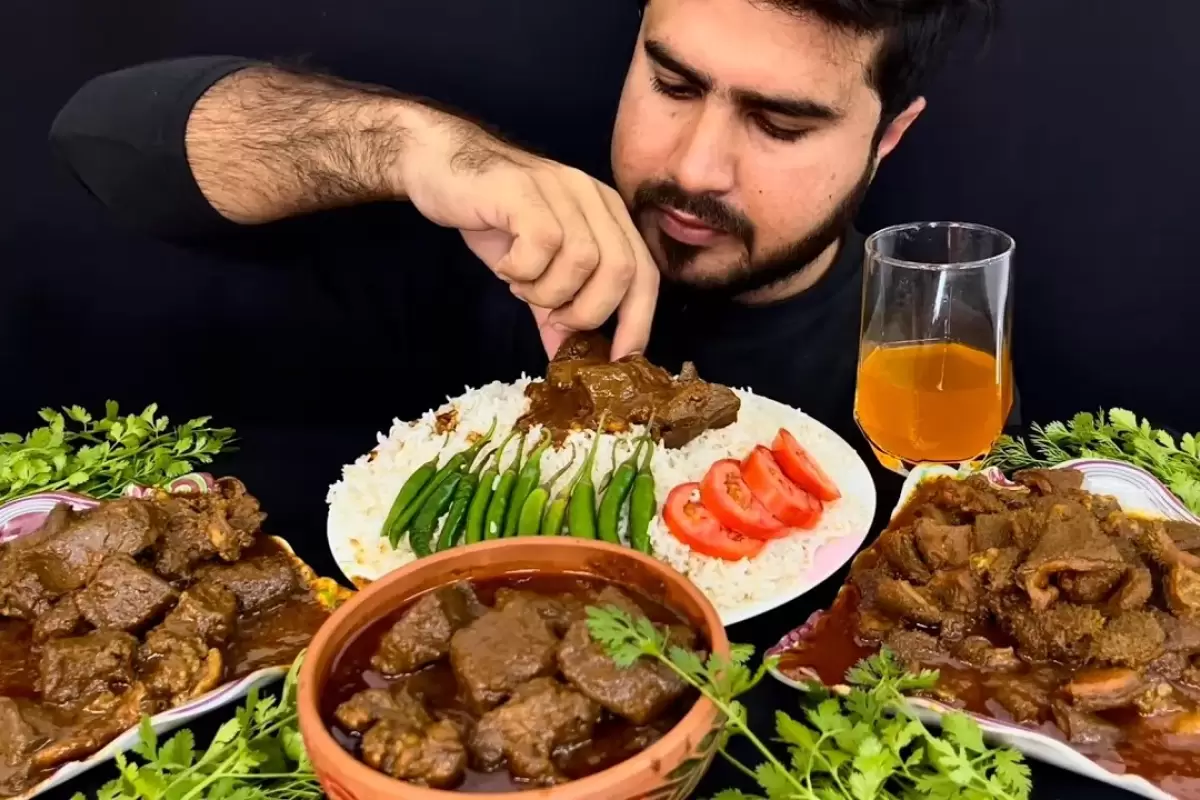 (ویدئو) خوردن متفاوت 3.5 کیلوگرم چلو گوشت و جگر گوسفند توسط جوان مشهور پاکستانی