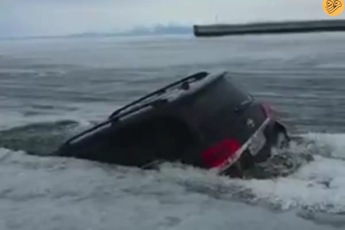(ویدئو) لحظه غرق شدن لندکروز در دریاچه یخ‌زده