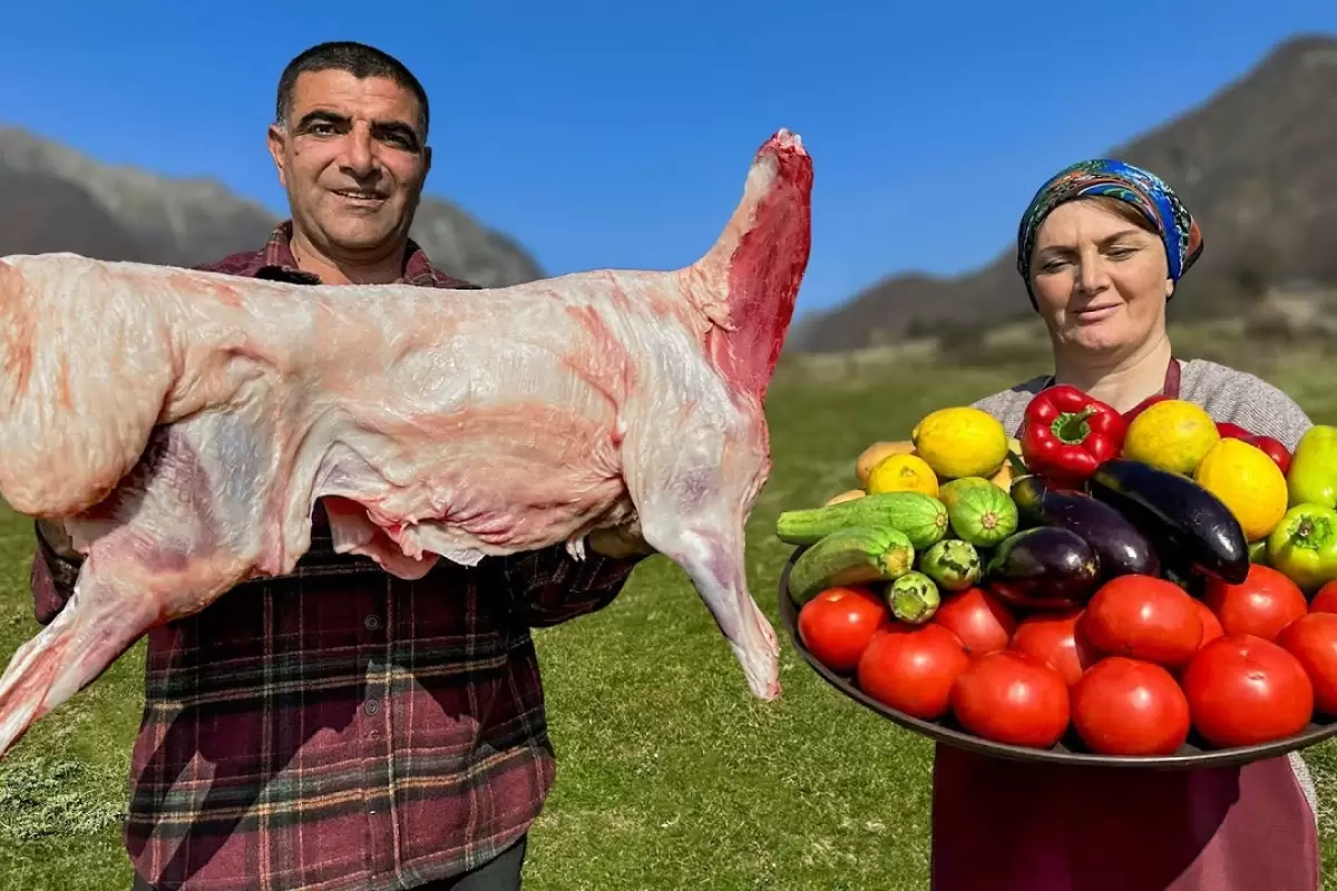 (ویدئو) غذای روستایی؛ کباب کردن یک گوسفند 15 کیلوگرمی در تنور به سبک زوج روستایی آذربایجانی