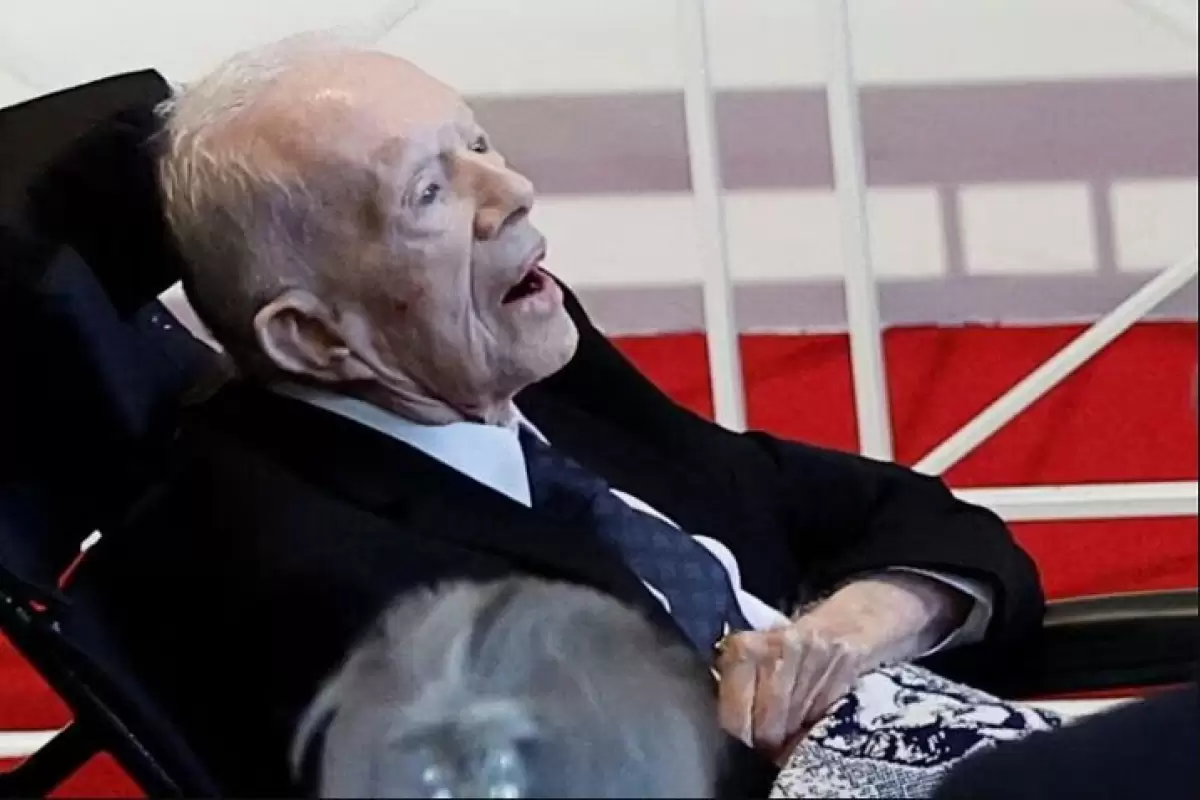 ببینید |‌ حضور جیمی کارتر ۹۹ ساله در مراسم یادبود همسرش