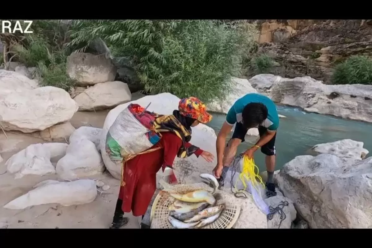 (ویدئو) ماهیگیری درخشان پدر و دختر عشایر ایرانی در رودخانه‌ای بزرگ و خروشان