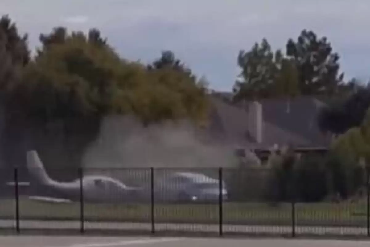(ویدئو) تصادف نادر یک هواپیما با خودروی سواری