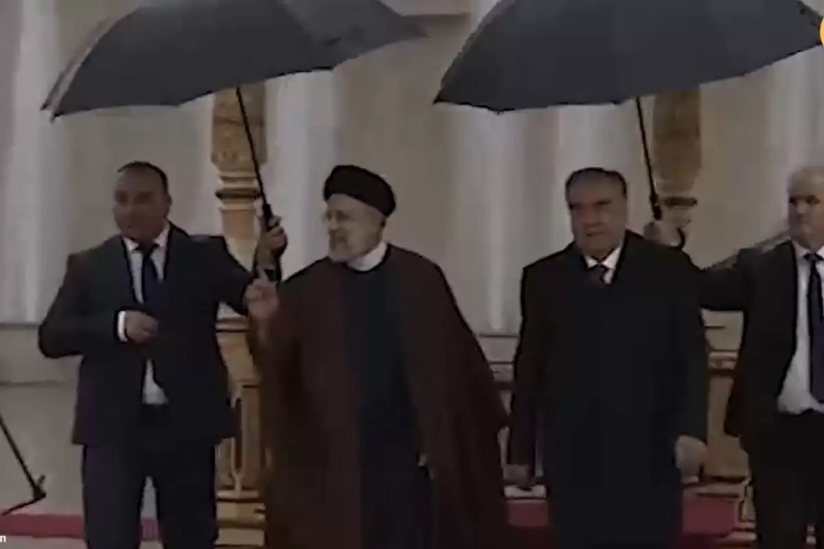 (ویدئو) وقتی رئیسی چتر نمی‌خواهد