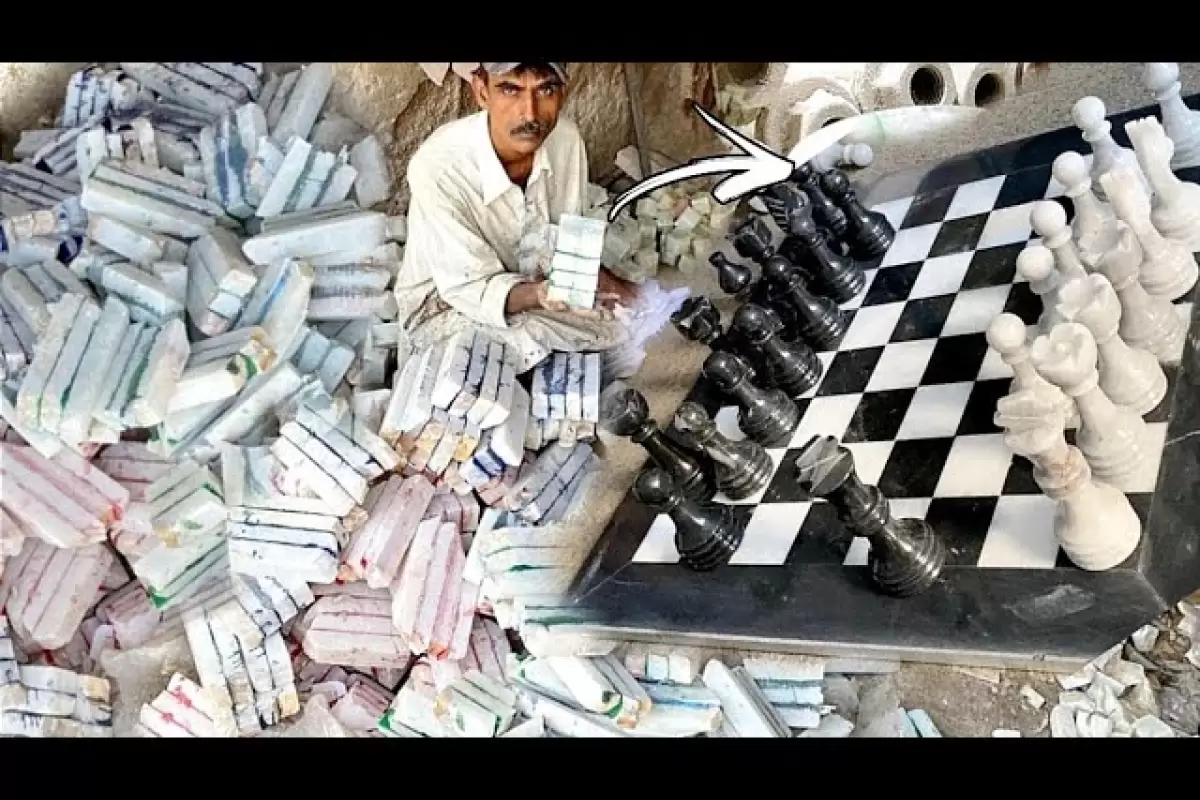 (ویدئو) مهارت حیرت آور این چند کارگر پاکستانی در ساخت شطرنج با سنگ