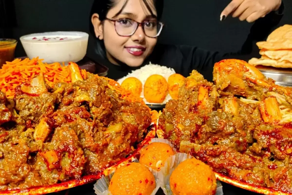 (ویدئو) خوردن جالب 4 کیلوگرم تخم مرغ، چلو گوشت و چلو مرغ توسط دختر مشهور هندی