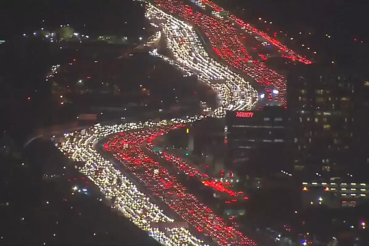 ببینید | قفل شدن و ترافیک وحشتناک در اتوبان کالیفرنیا به خاطر عید شکرگزاری